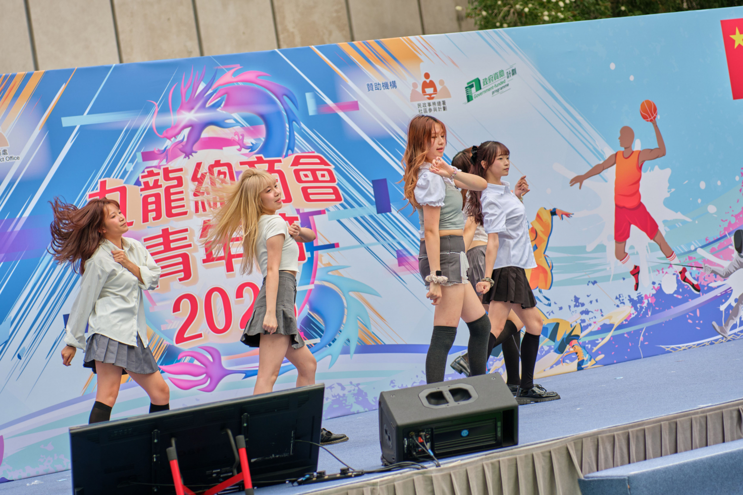 表演團體在台上勁歌熱舞